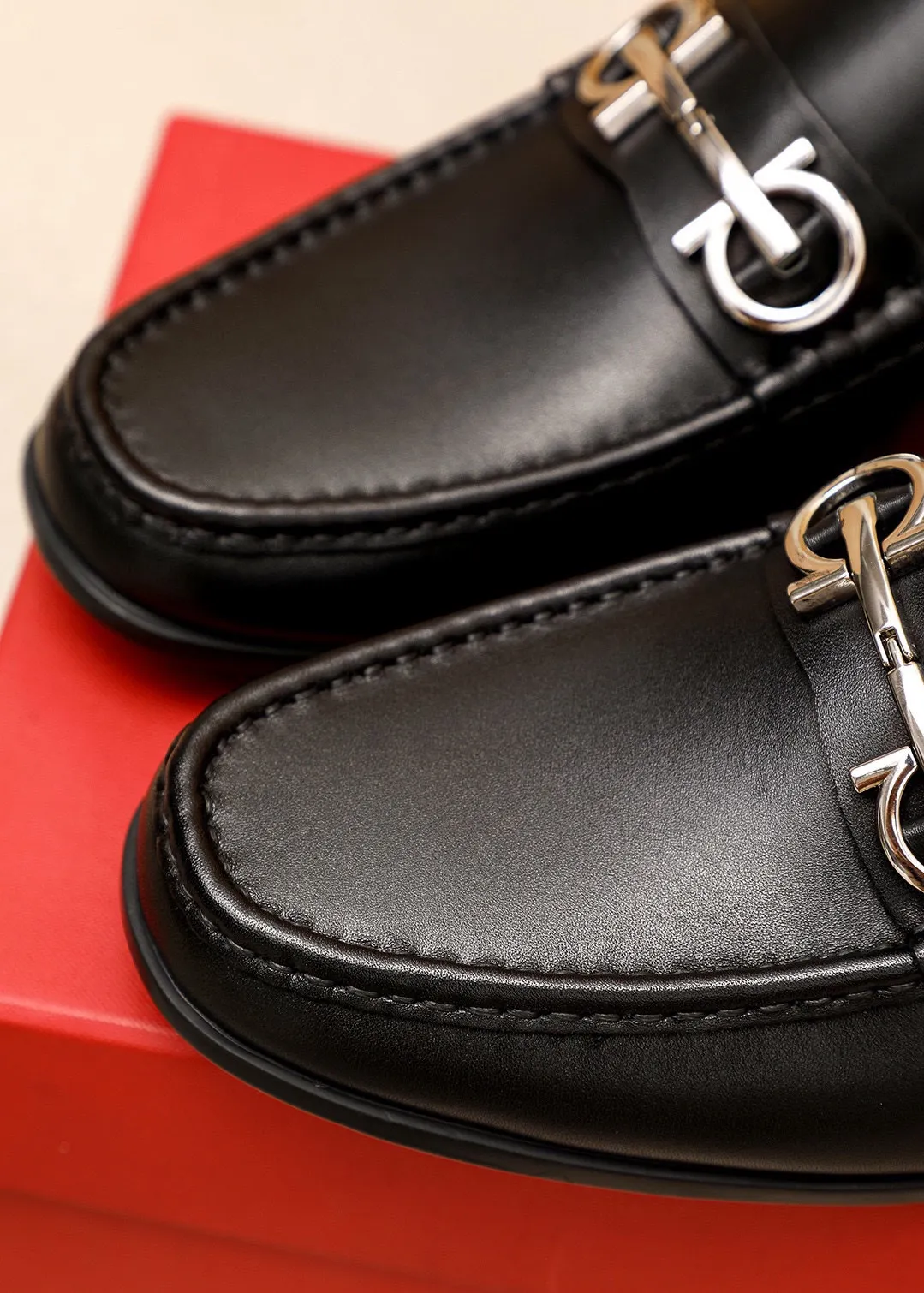 Men's shoes 💰480 💐 Product trademark: Ferragamo "Ferragamo" casual leather shoes Regular size: 38-44 (45🉑️customized) Product materials: Selected imported first-layer calfskin upper + luxury hardware buckle, imported water-dyed cow leather lining. Strong three-dimensional visual effect, original outsole color: 4⃣️seed leather materials available